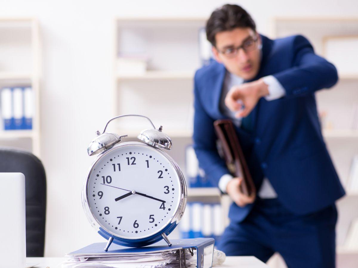  "E aí, como vai? Na correria?" 