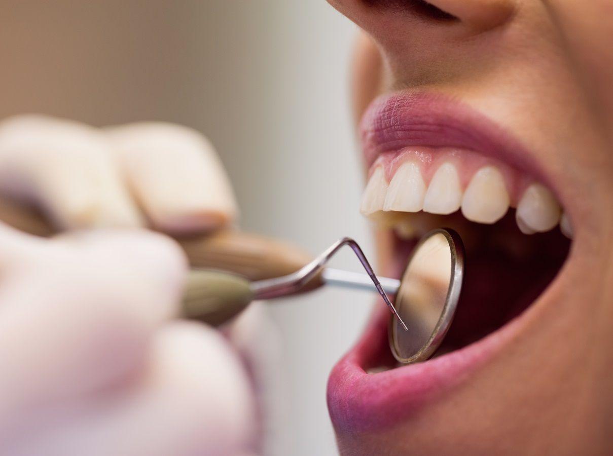 Qual a relação da boca com a degeneração lombar em idosos?