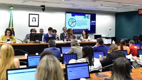 Imagem da noticia: Em Brasília, projeto que garante acesso ao canabidiol para PCDs avança na Câmara dos Deputados