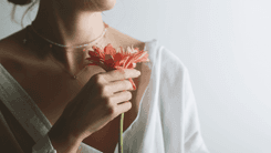 Quando o corpo pede escuta: o que falta saber sobre cannabis na saúde das mulheres