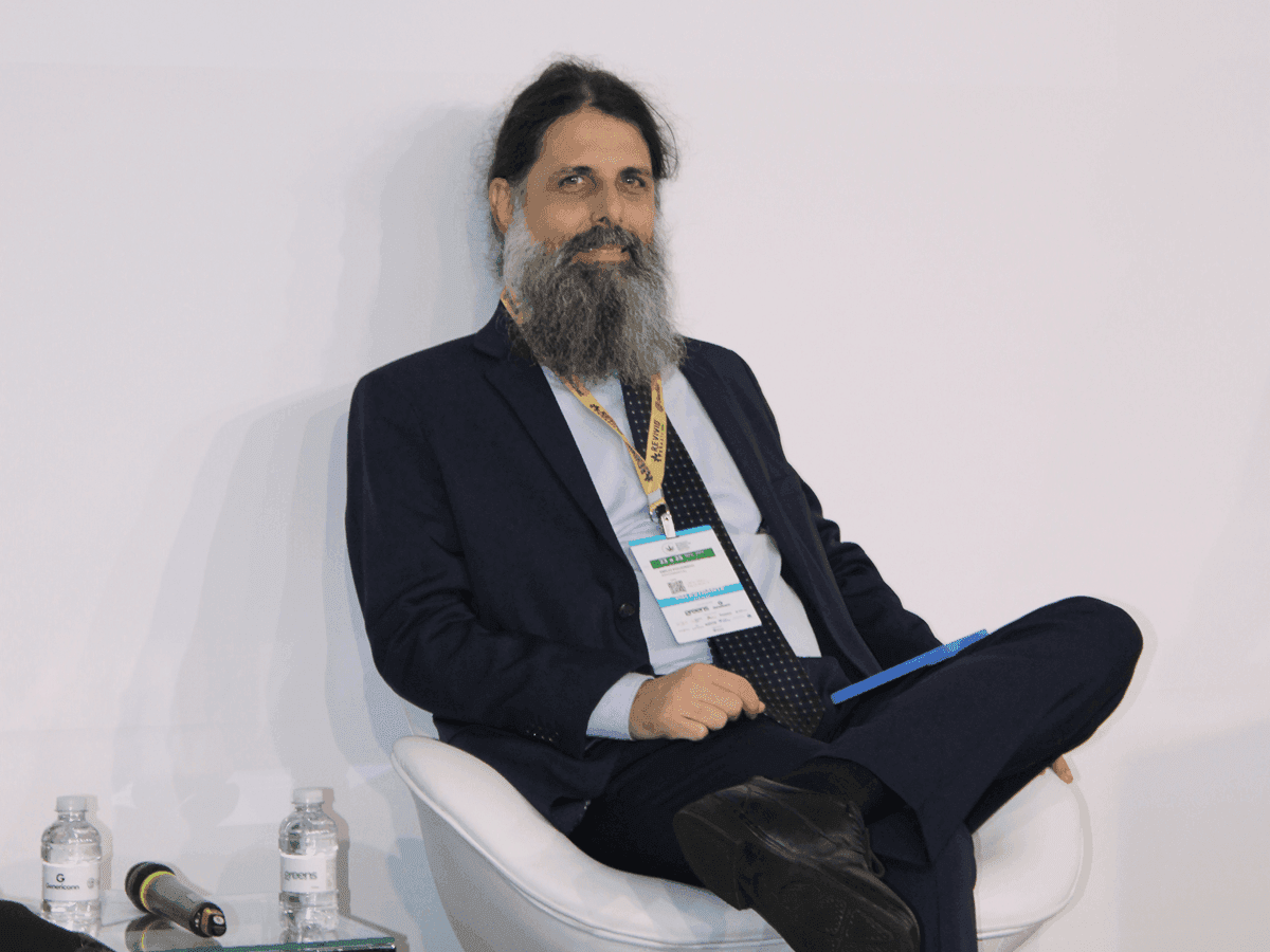 Emilio Figueiredo em painel no Congresso Brasileiro de Cannabis Medicinal falando sobre regulação da cannabis