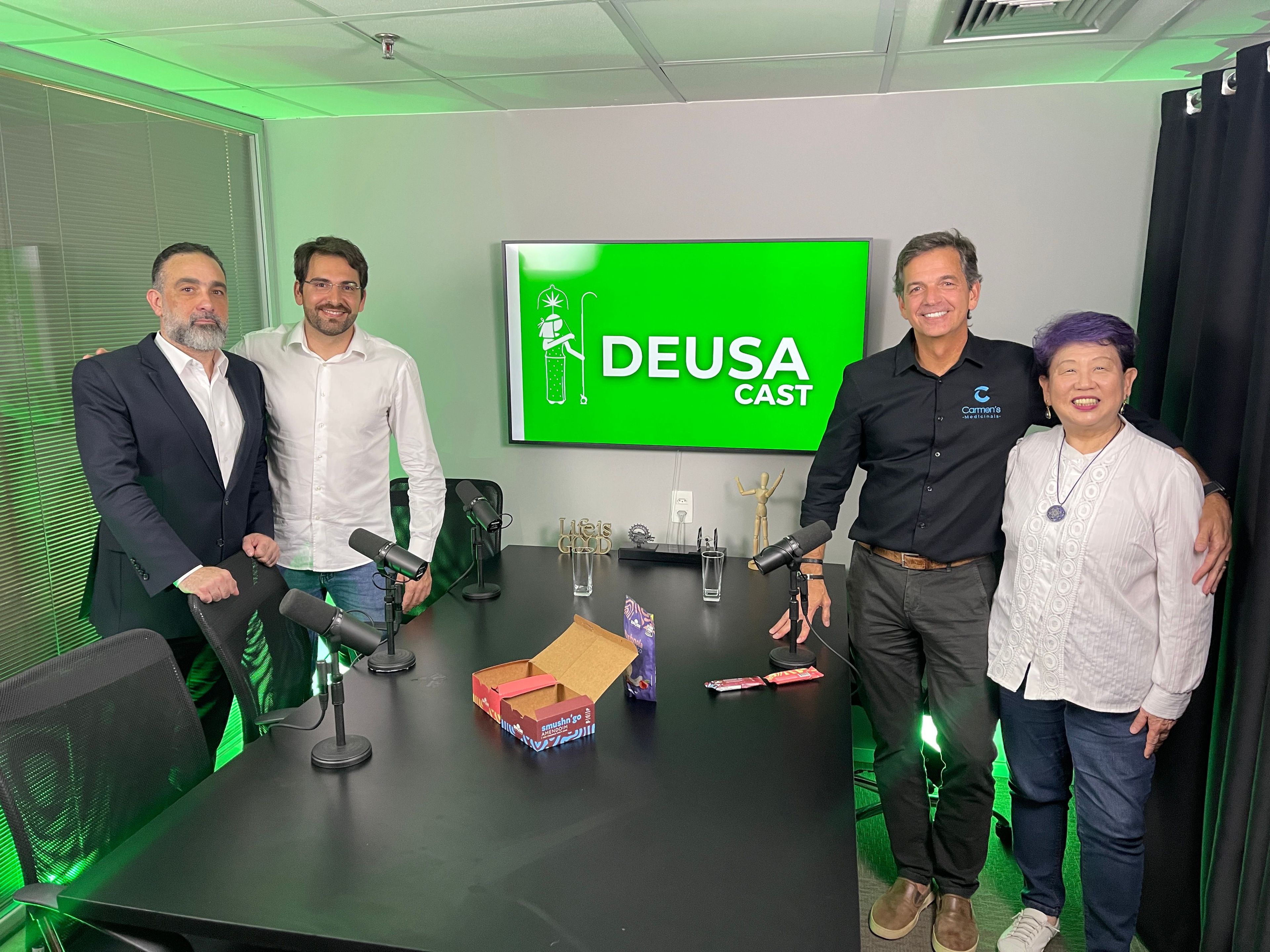 Ricardo Pattená (Carmen’s Medicinals), Margareth Akemi (Mackenzie/CRSP), Leonardo Navarro (ICR) e Fabio Furtado (Green Care) após a gravação do episódio 50 do Deusa Cast