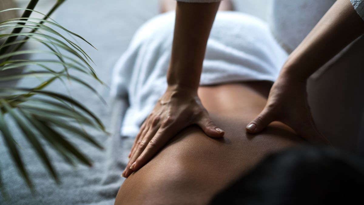 Lígia Spedaletti, massoterapeuta canábica, aplicando massagem com creme à base de cannabis para recuperação muscular pós-Carnaval.