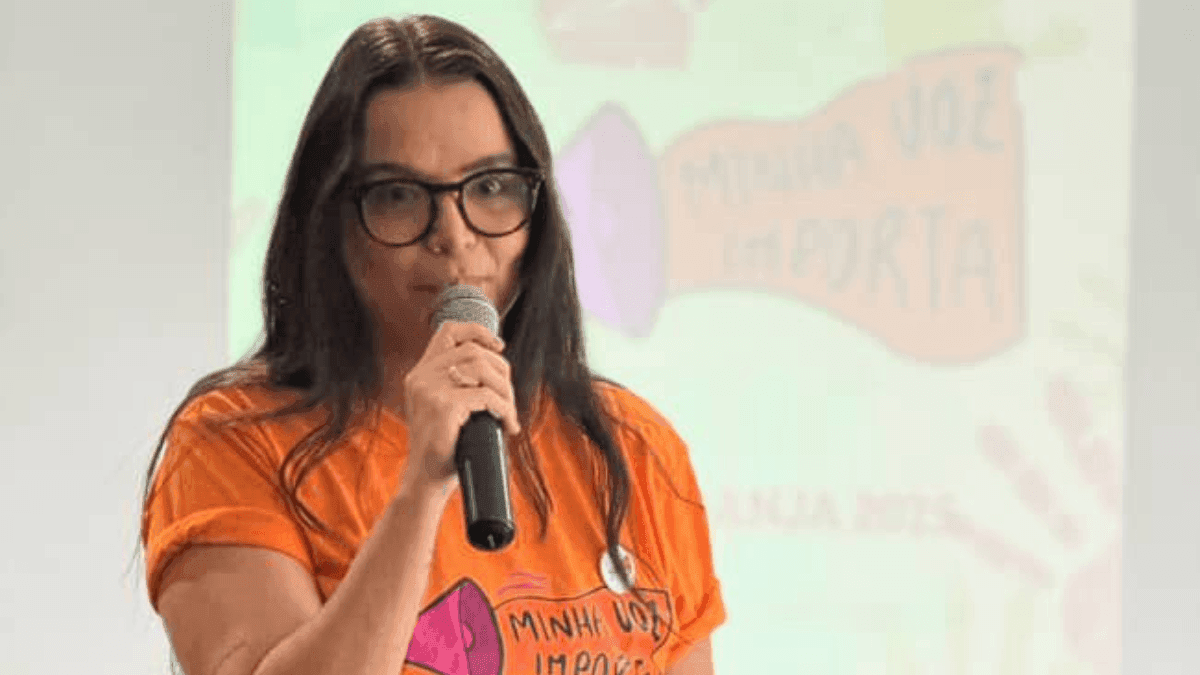 Entre passos e pausas, Ana Carolina transforma a bengala e o canabidiol em símbolos de liberdade