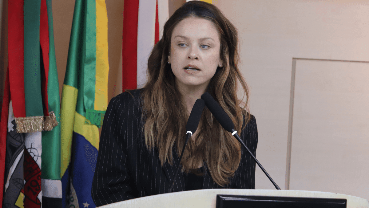Vereadora Giovana Mondardo aprova lei que leva cannabis medicinal ao SUS de Criciúma