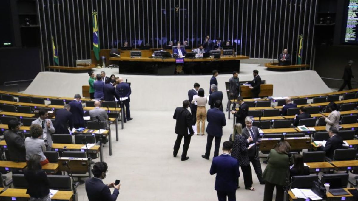 Entre COP30 e plenário, Câmara adia decisão sobre cannabis medicinal