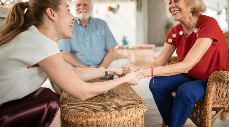 Como jovens e idosos estão usando o CBD para uma vida mais feliz e saudável