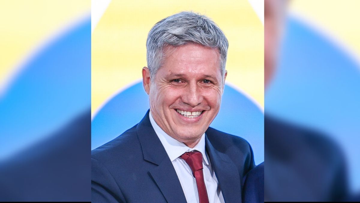 Paulo Teixeira, ministro do Desenvolvimento Agrário e Agricultura Familiar, em evento oficial discutindo políticas públicas e desenvolvimento rural.