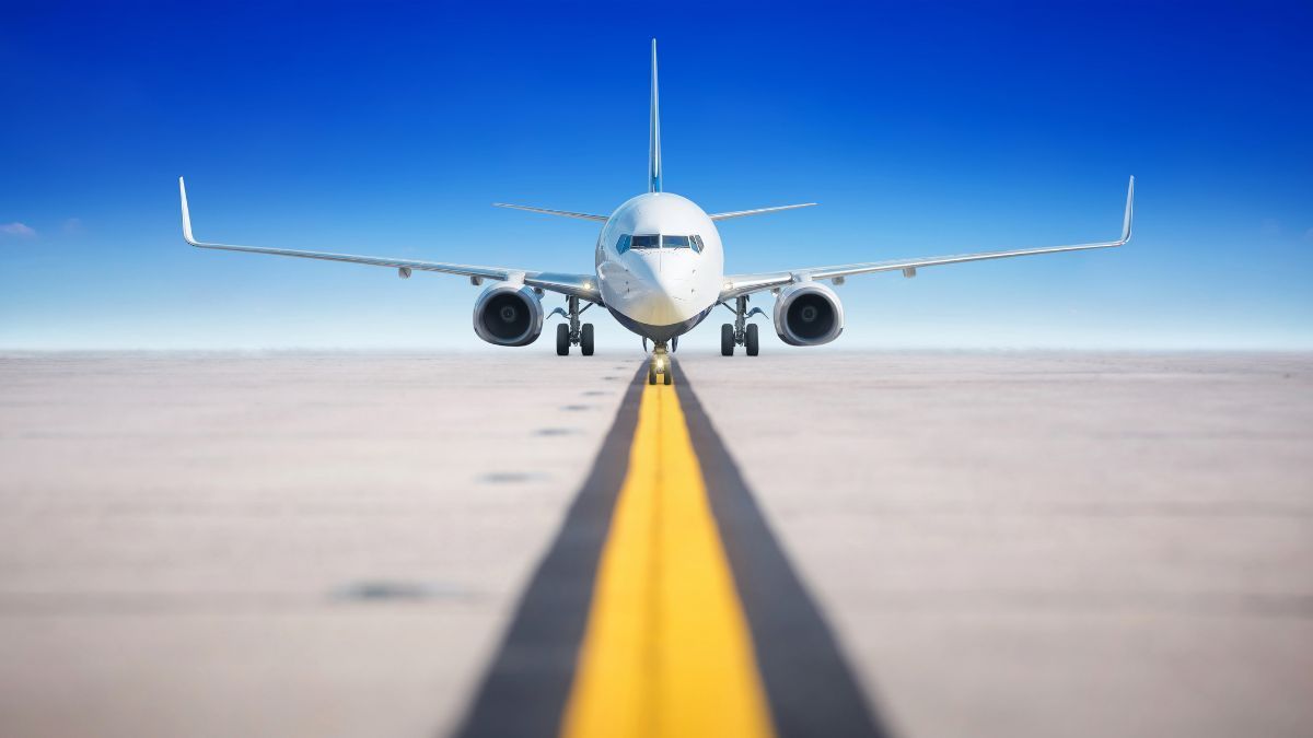 "Avião carregando carga de cannabis medicinal, destacando transporte aéreo seguro e regulamentado para importação."