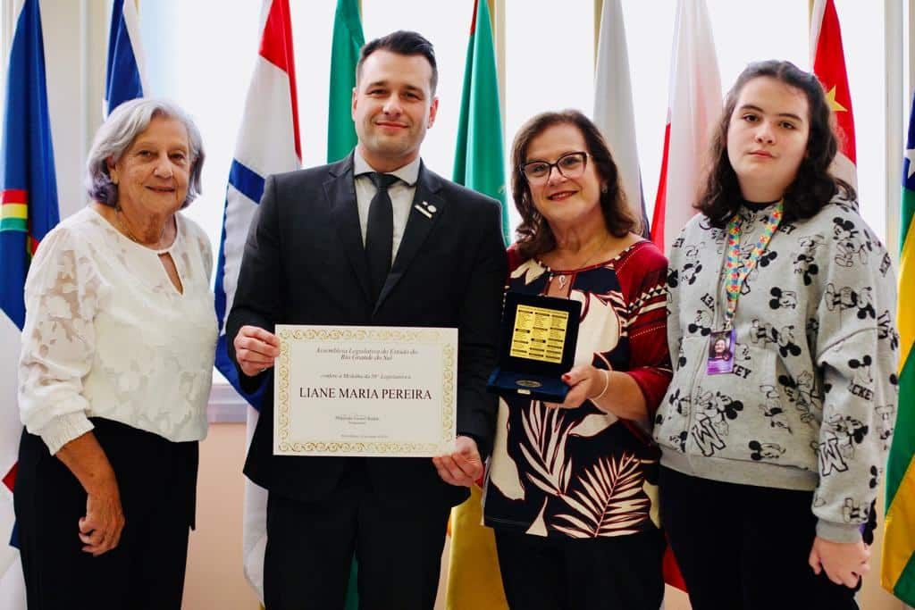 Dona do primeiro habeas corpus para cultivo do Rio Grande do Sul recebe medalha da 56º legislatura