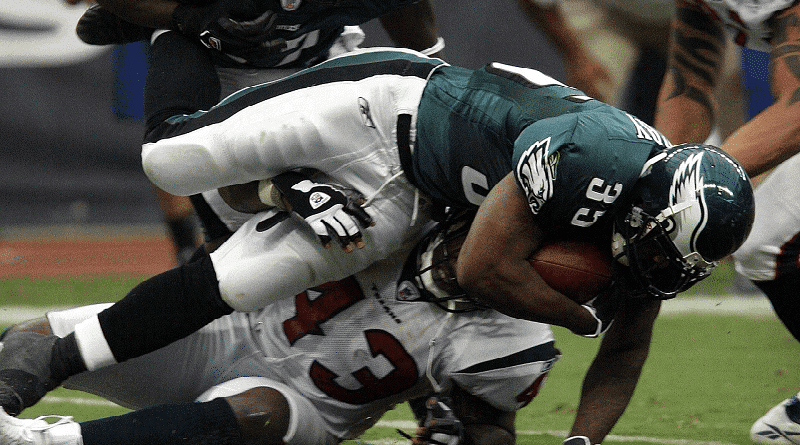 Liga de futebol americano patrocina pesquisa com cannabis para dores e contusões neurológicas