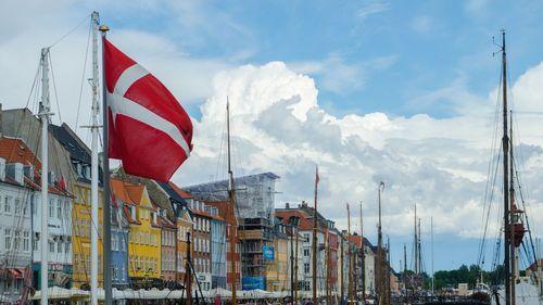 Dinamarca aposta em saúde pública e flexibiliza regras para usuários vulneráveis